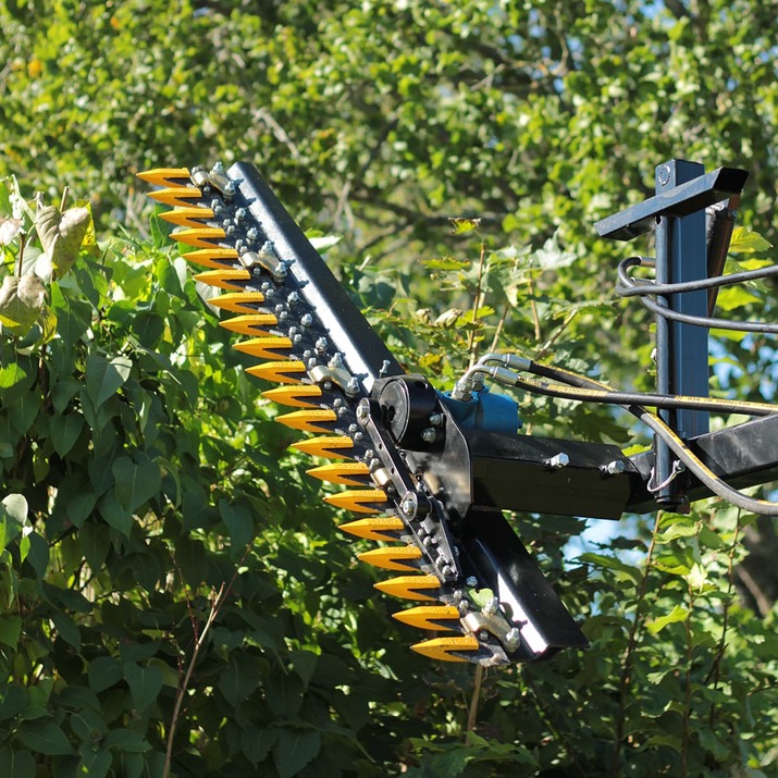 Hedge trimmer for frontloaders with bolted Euro attachment